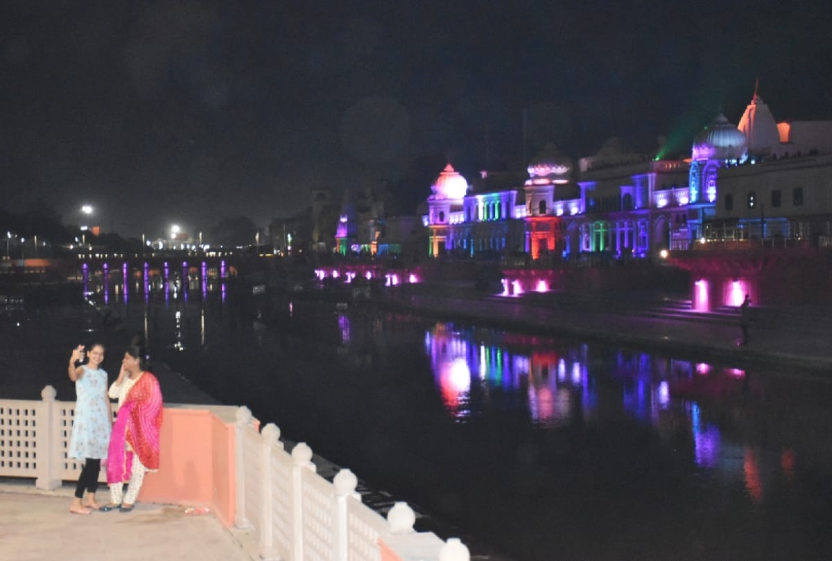 Diwali celebration in Ayodhya with 9 Lak diyas.