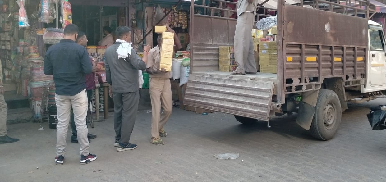 Police caught firecrackers on the basis of secret information
