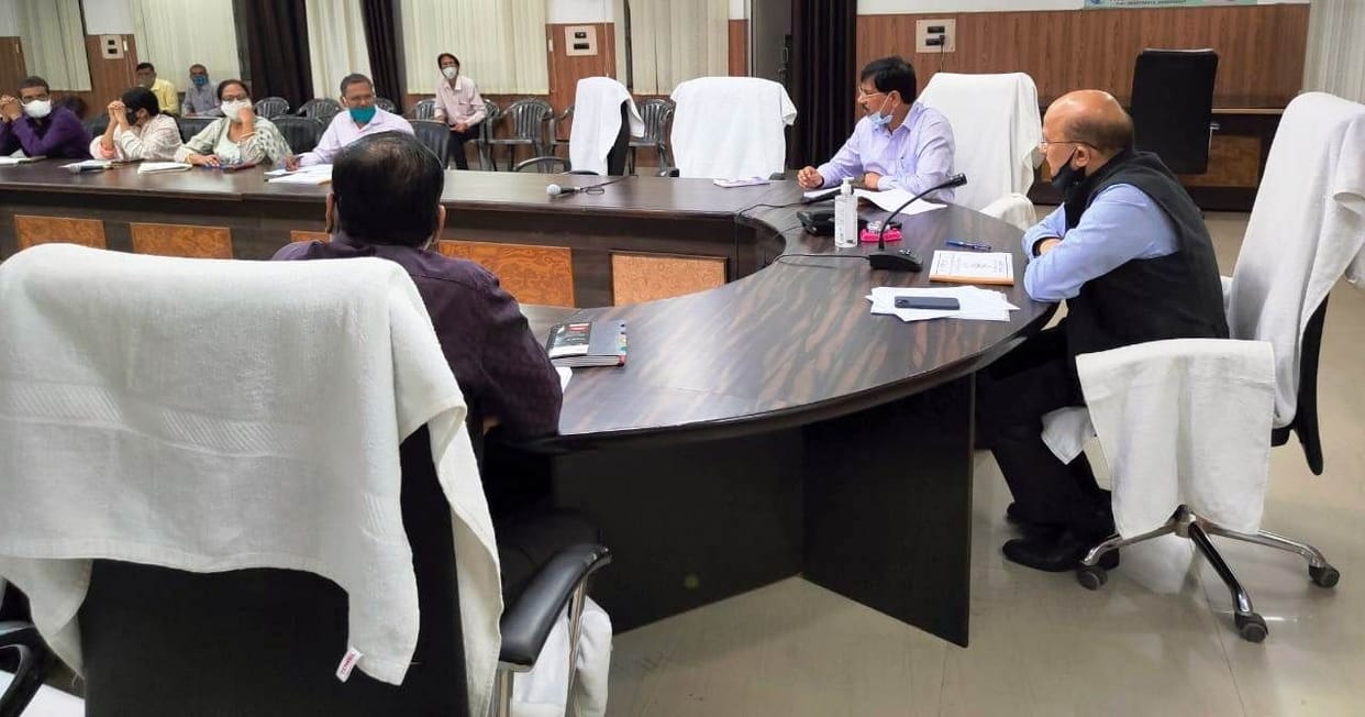 Hathras: Take action against those who do black marketing of fertilizers