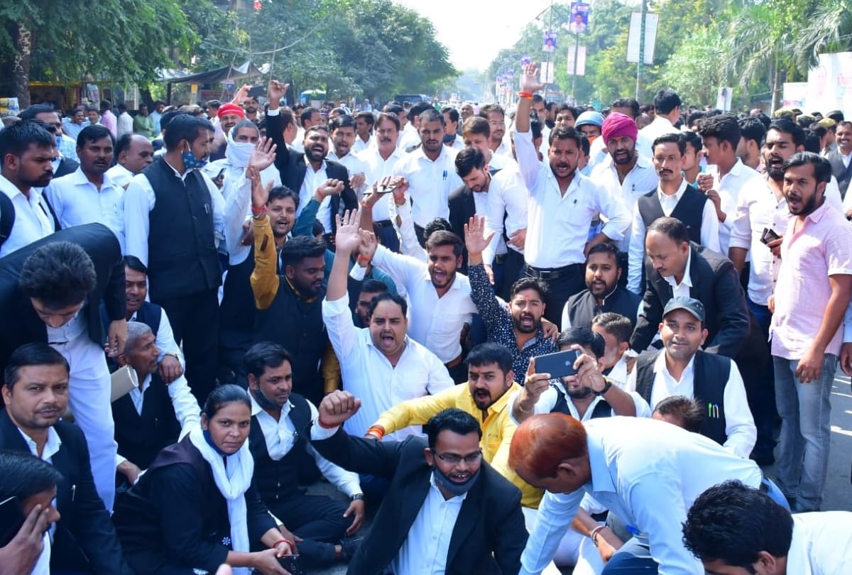 clash between lekhpal and lawyers in barabanki.