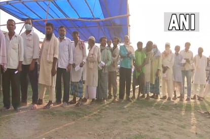 मतदान के लिए लाइन में खड़े लोग