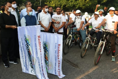 साइकिल यात्रा को रवाना करते हुए दिल्ली के उप राज्यपाल अनिल बैजल और अन्य अधिकारी।