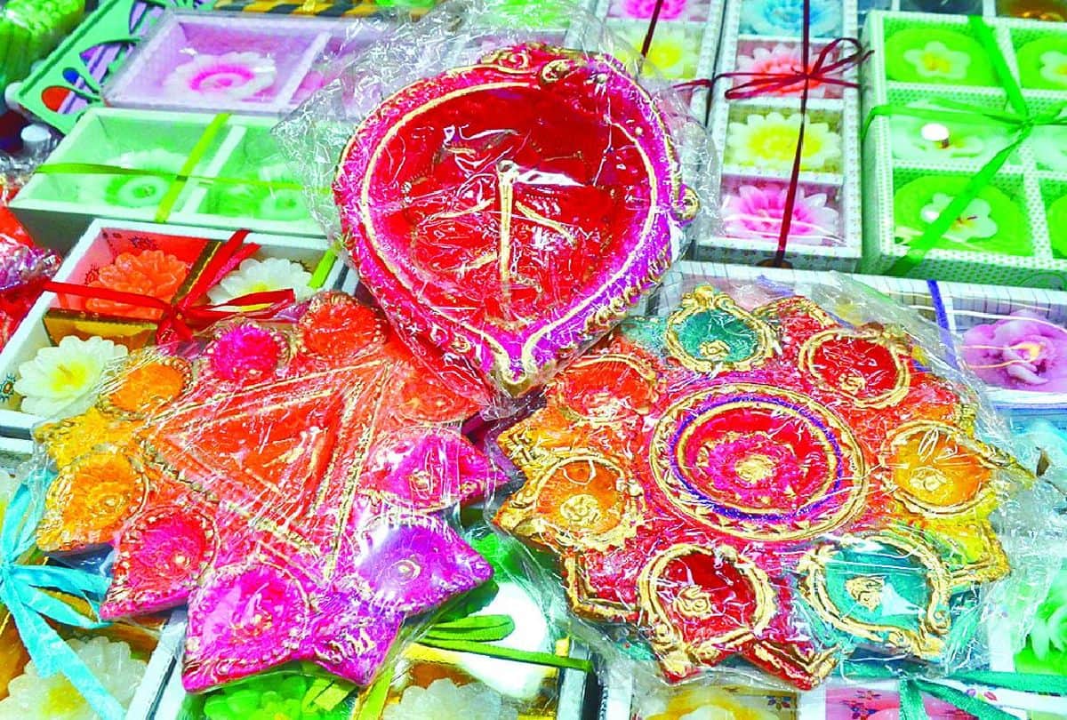 diwali 2021: designer diyas and lights in the market in agra