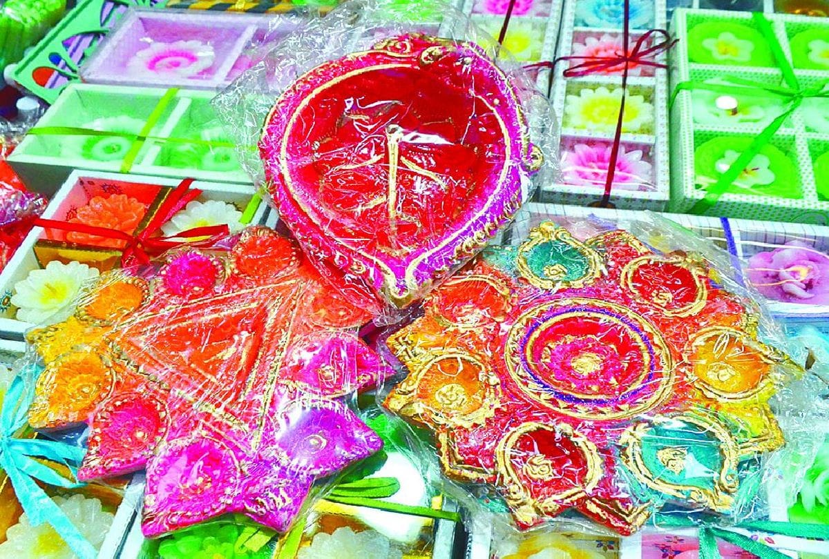 diwali 2021: designer diyas and lights in the market in agra