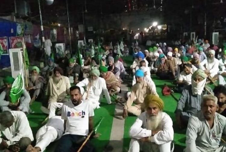 farmers stopped the police from opening the way on Tikri border