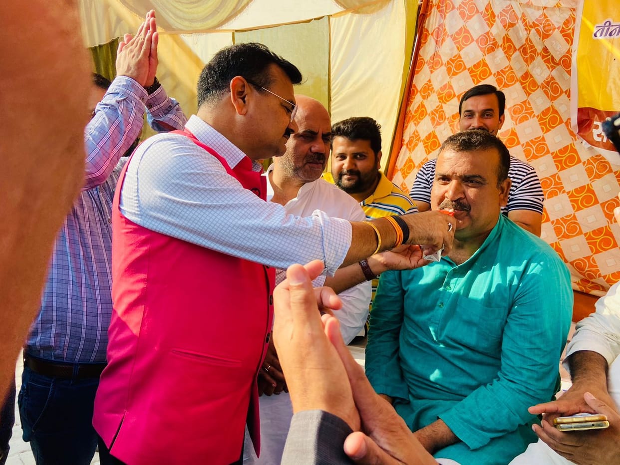 The MLA ended the fast by drinking juice of the businessman leader