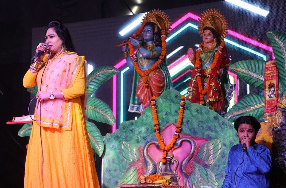 Hathras: Devotees dance on religious performances in Bhajan Sandhya