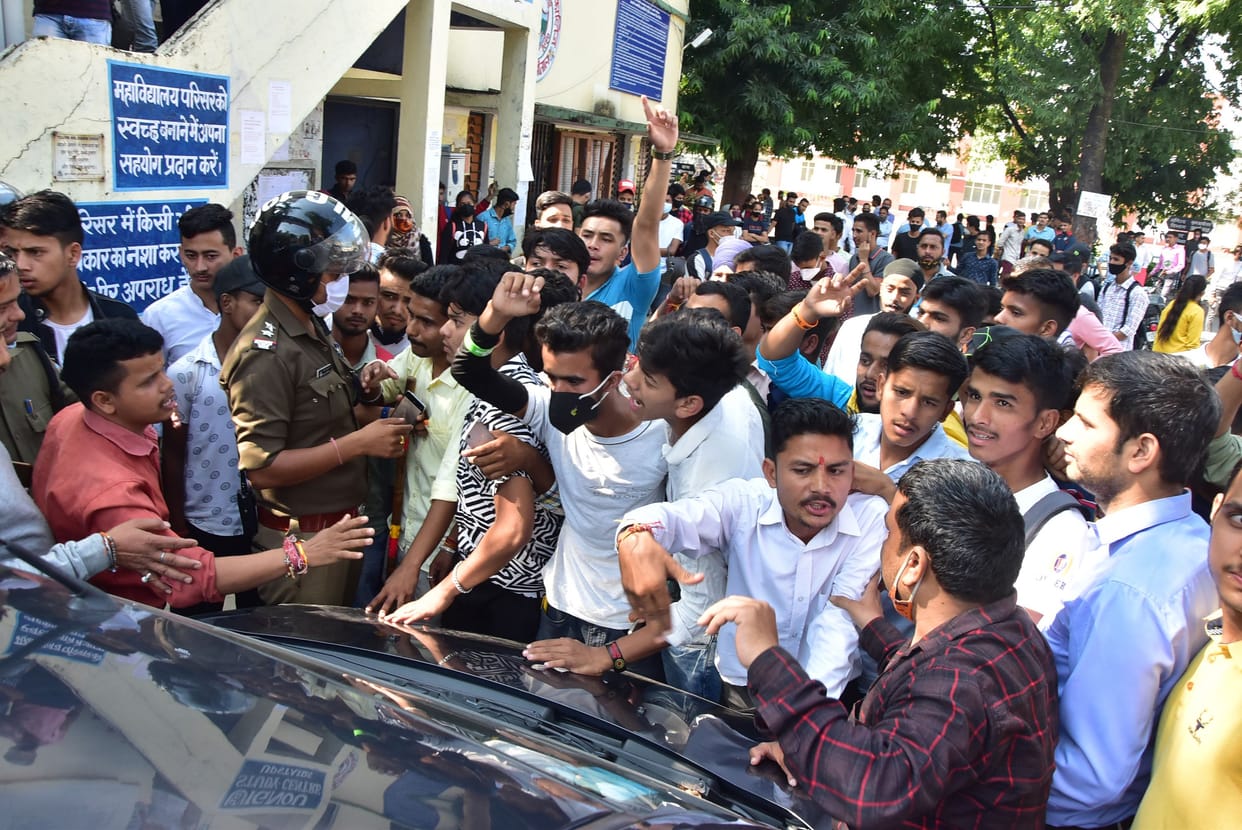 Students create ruckus regarding admission in MBPG college