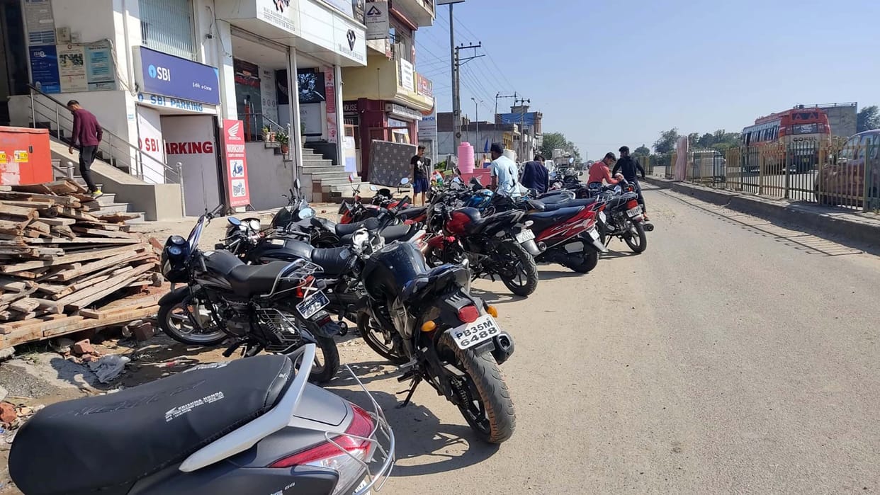People upset due to illegal parking on service lane