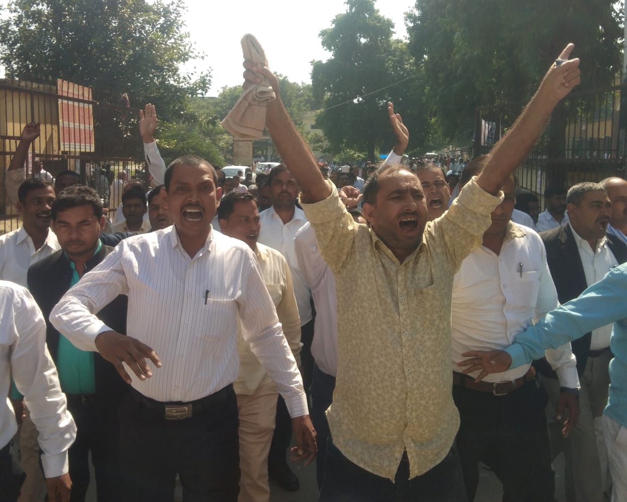 Slogans kept happening outside, SDM kept hearing the case inside