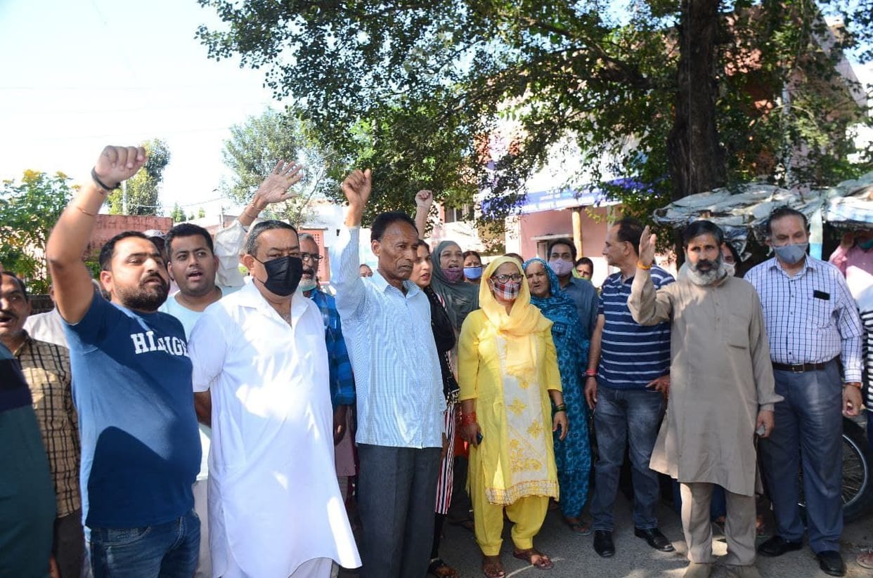 People demonstrated for the demand to solve the drinking water problem