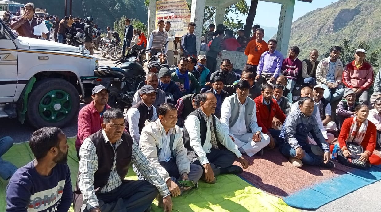 Villagers blocked the Lambgaon-Chanthi road