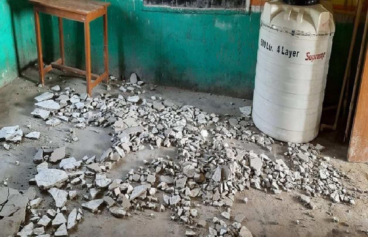 six students injured due to plaster of govt school roof fell down allegation for  poor construction