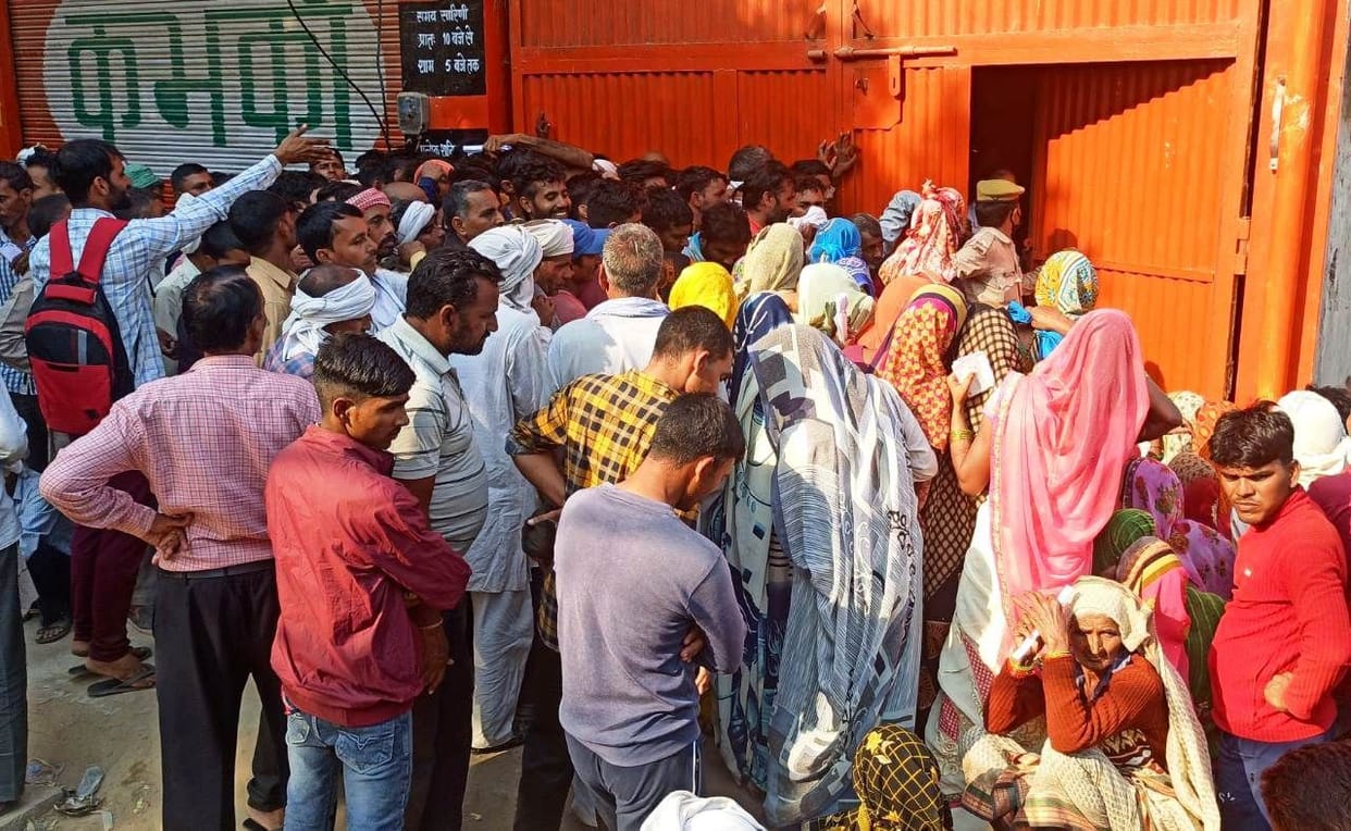 Hathras: again uproar for fertilizer, push