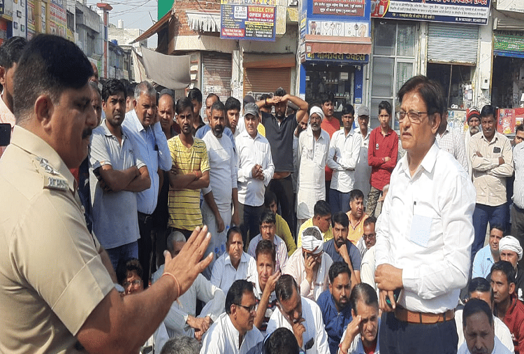 In the case of murder and snatching traders protested at Ambedkar Chowk in Jhajjar