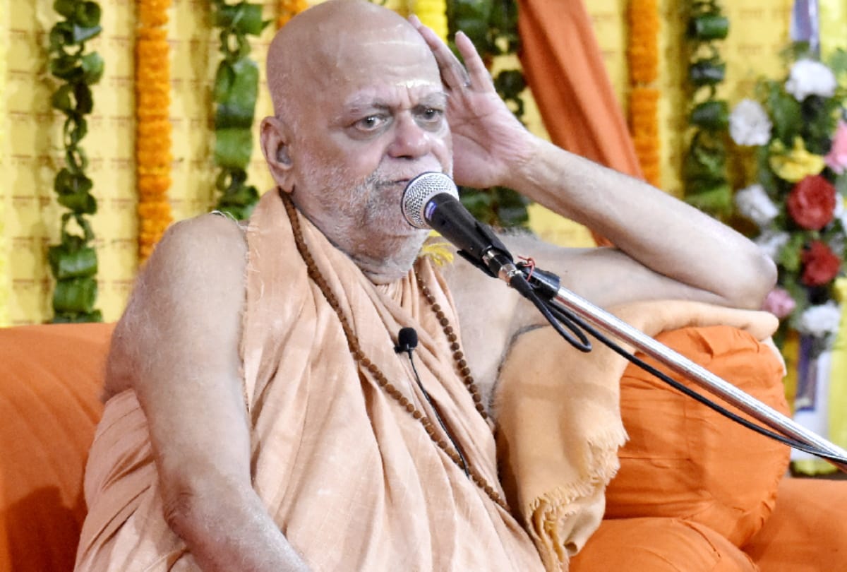 Shankaracharya Swami Nischalanand Saraswati gave thoughts in religious meeting organized in Gita Vatika