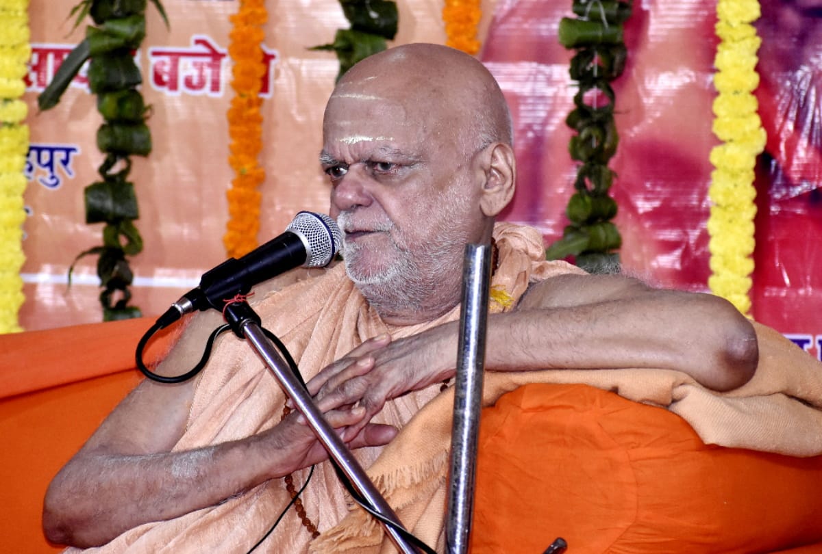 Shankaracharya Swami Nischalanand Saraswati gave thoughts in religious meeting organized in Gita Vatika