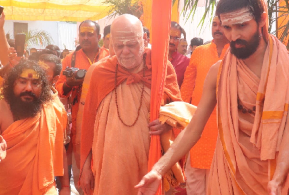 Shankaracharya Swami Nischalanand Saraswati gave thoughts in religious meeting organized in Gita Vatika