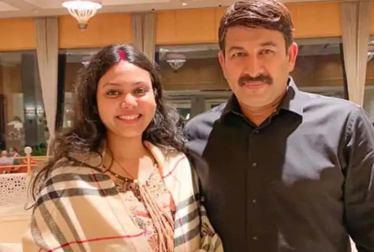 Bhojpuri actor Manoj Tiwari sang Rinkiya Ke Papa song  in family function, watch this video