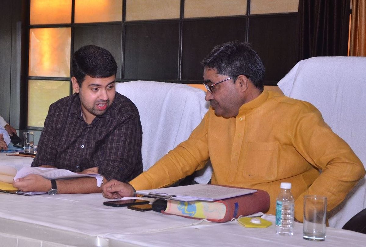 The mayor and the municipal commissioner erupted