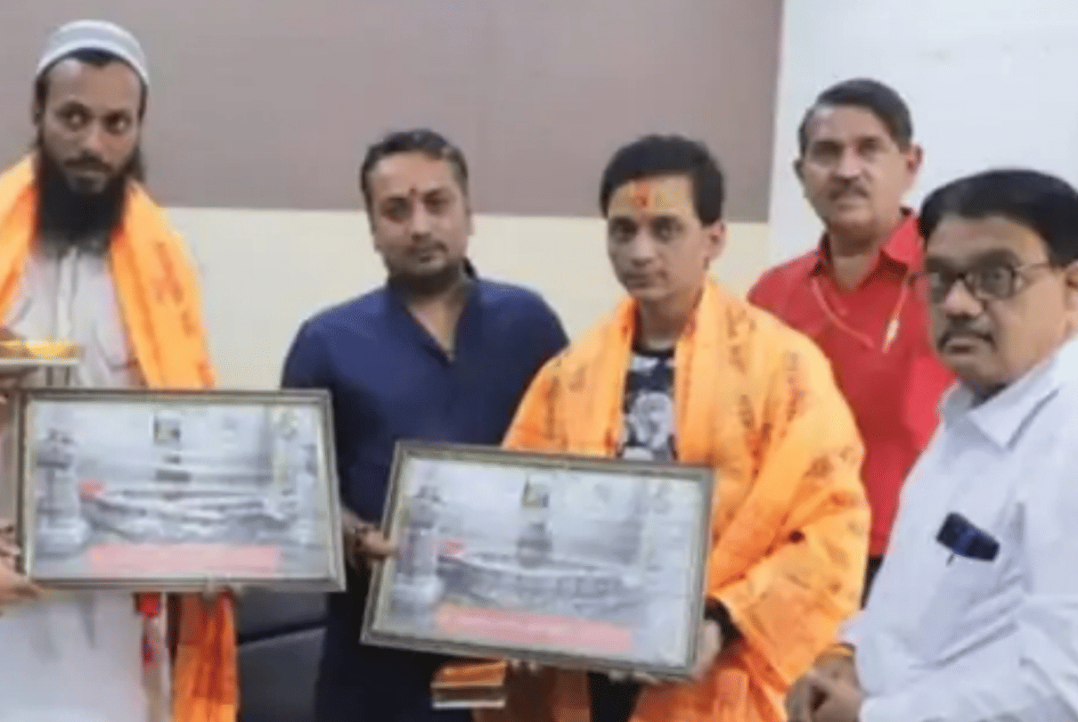 Ujjain: Muslim youth visits Mahakal, the temple committee said - temple is open for everyone; Saints protested, Hindu Mahasabha sprinkled Gangajal