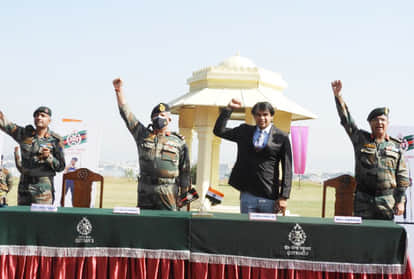 भारतीय सैनिकों के साथ नीरज चोपड़ा