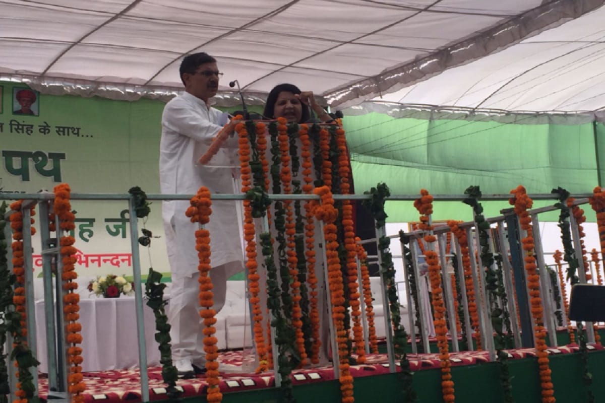Baghpat News: There was a ruckus on the stage in Jayant Chaudhary Ashirwad Path rally and District President Renu Tomar resigned