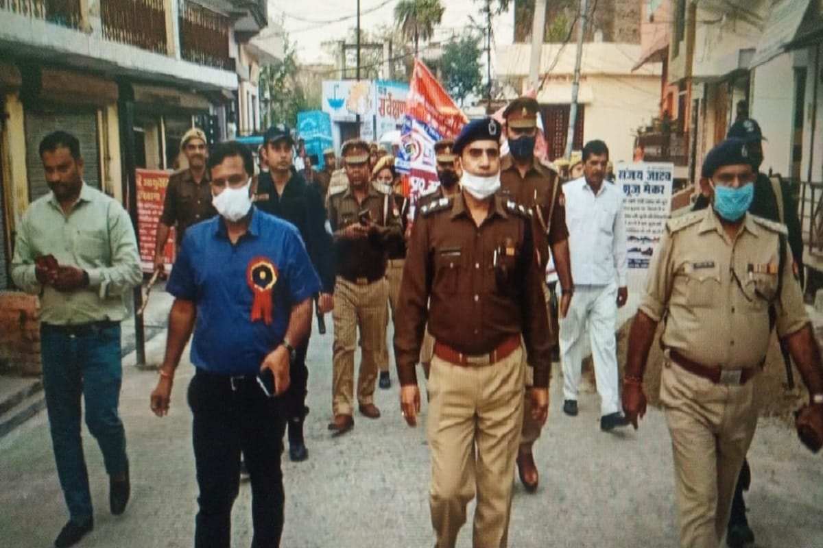 Flag march was taken out under the leadership of SP Dr. Dharam Singh in Bijnor district