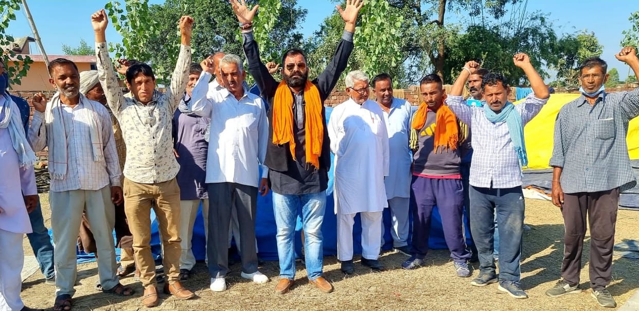 Farmers demonstrated against the arbitrariness of the contractor in the purchase of paddy