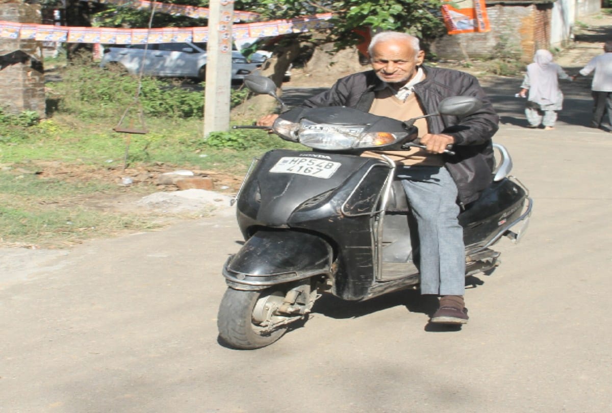 Captain Rumail Pathania 103 years old came to cast his vote by driving a scooty himself in kangra himachal