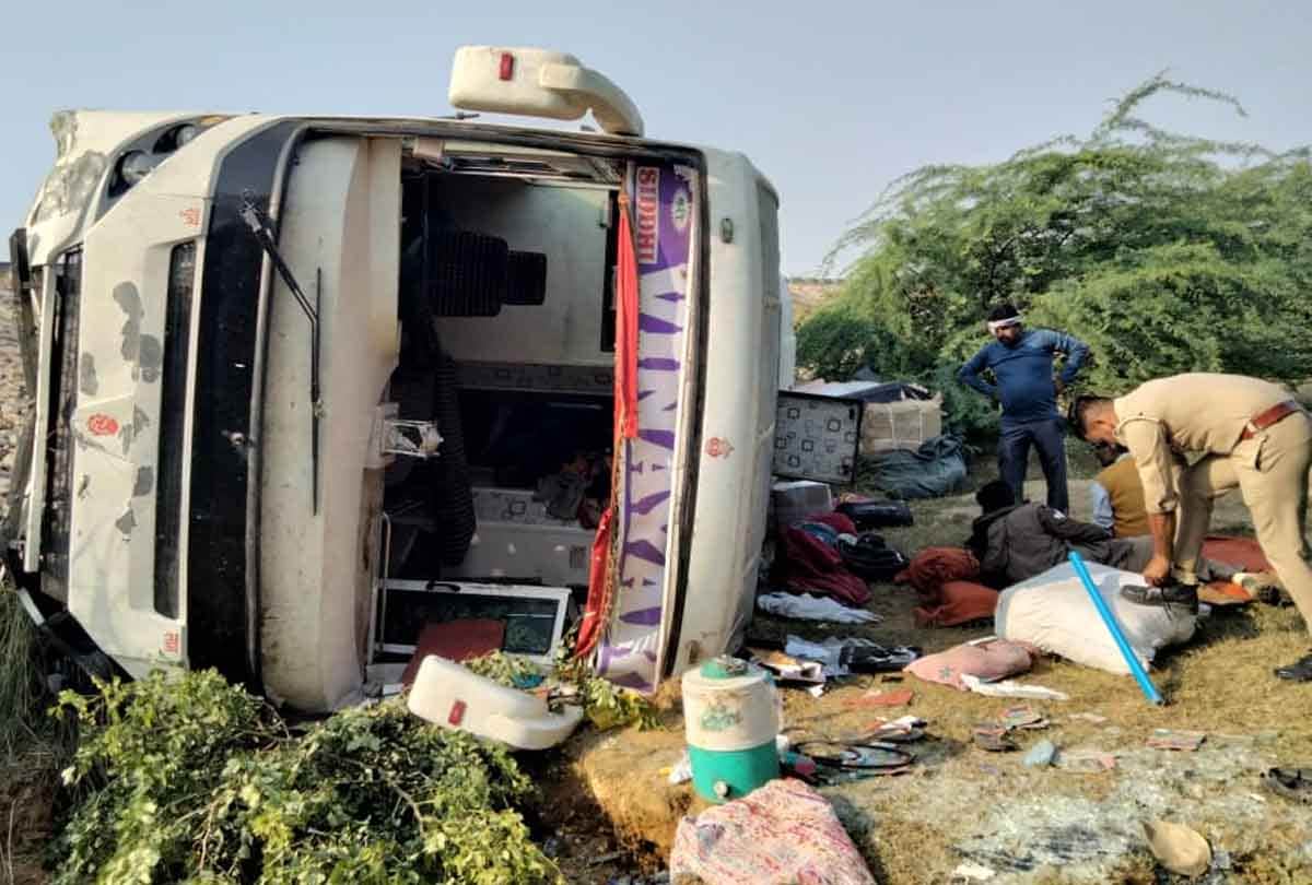 Etawah: Speeding bus overturns on Agra-Lucknow Expressway, four injured