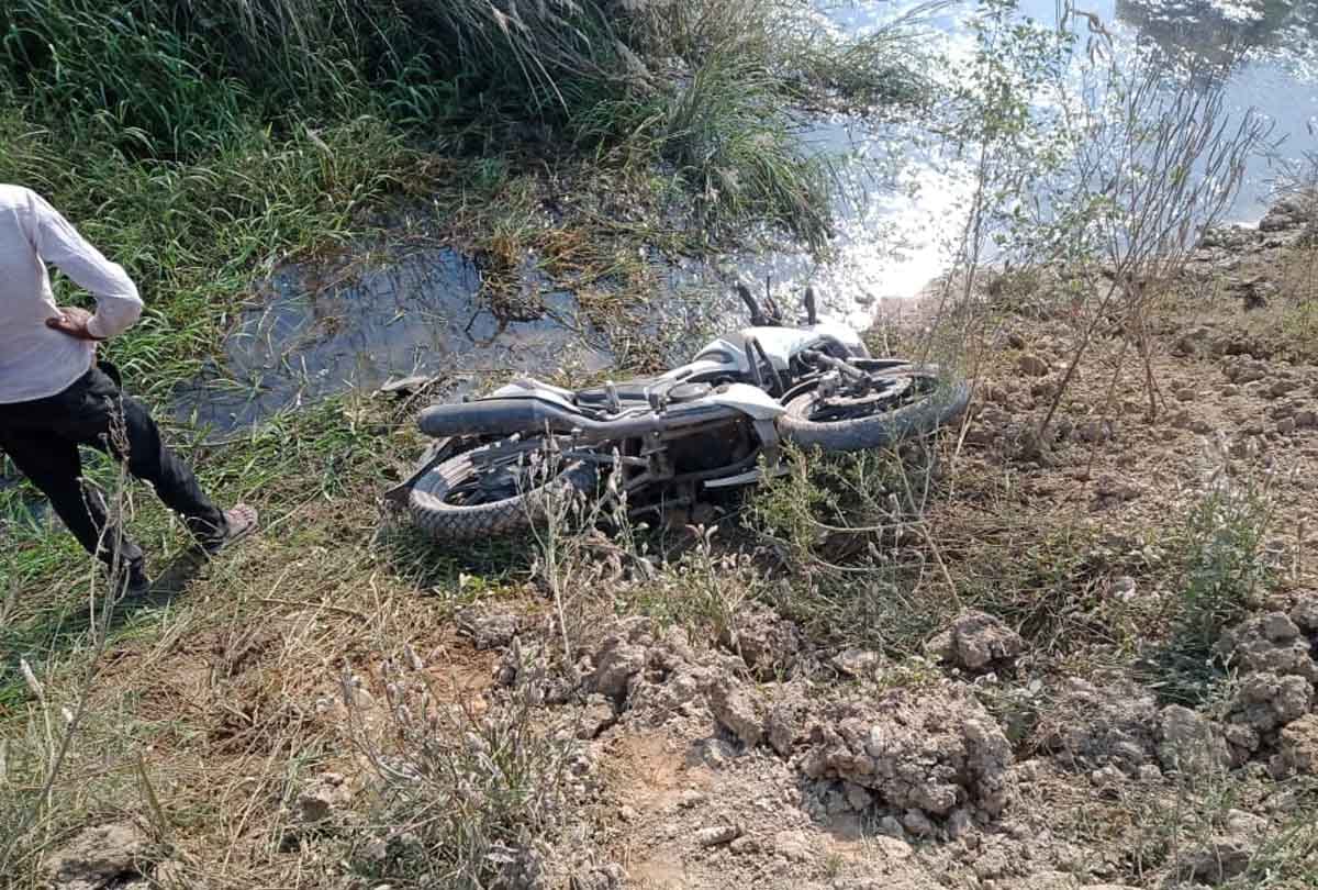Hardoi: Speeding uncontrolled bike fell into a ditch, 2 people died