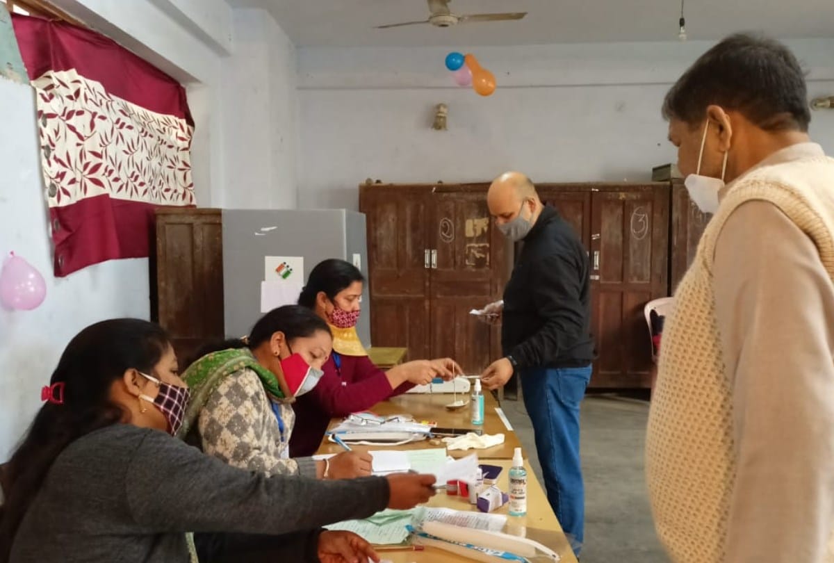 Voting For By Election In Himachal Pradesh in Mandi Jubbal Kotkhai Arki Fatehpur
