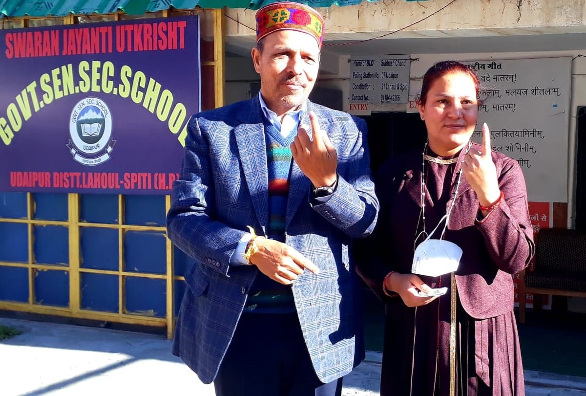 By election voting in himachal Cm Jairam Thakur Cast Vote With Family In Murhaag Mandi Himachal Pradesh