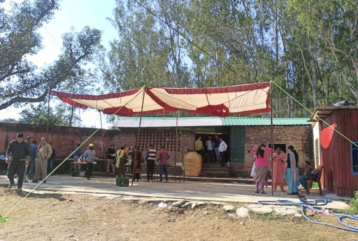voting for by election in fatehpur : Lunch denied to police employees at polling booth