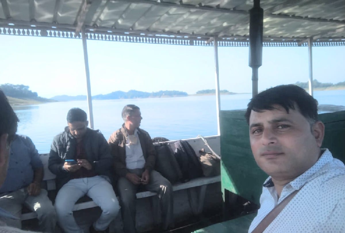Polling party boat caught in fishermen's net in Pong Lake in Kangra himachal