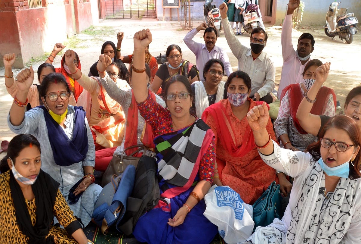 Teachers protest in GGIC Katra Prayagraj demanding removal of principal in charge
