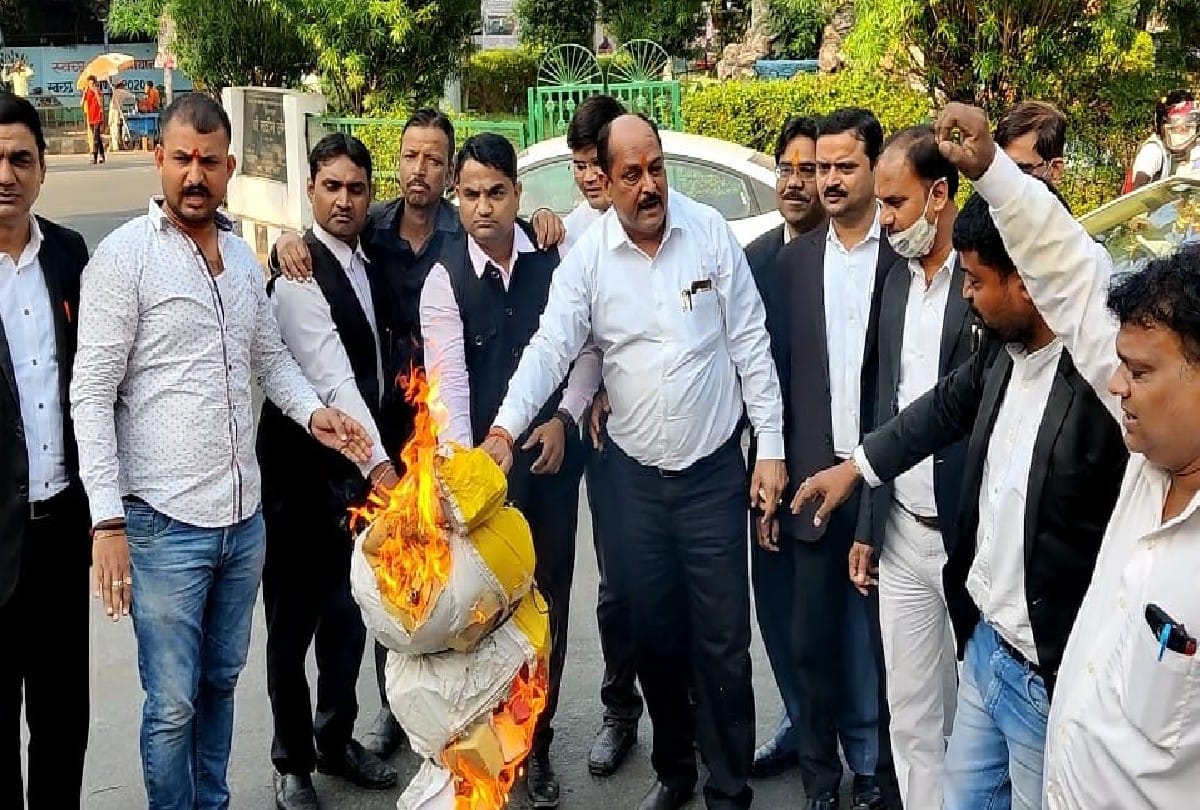 Lawyers protest against former Chief Minister of  Jammu and Kashmir Omar Abdullah in Agra