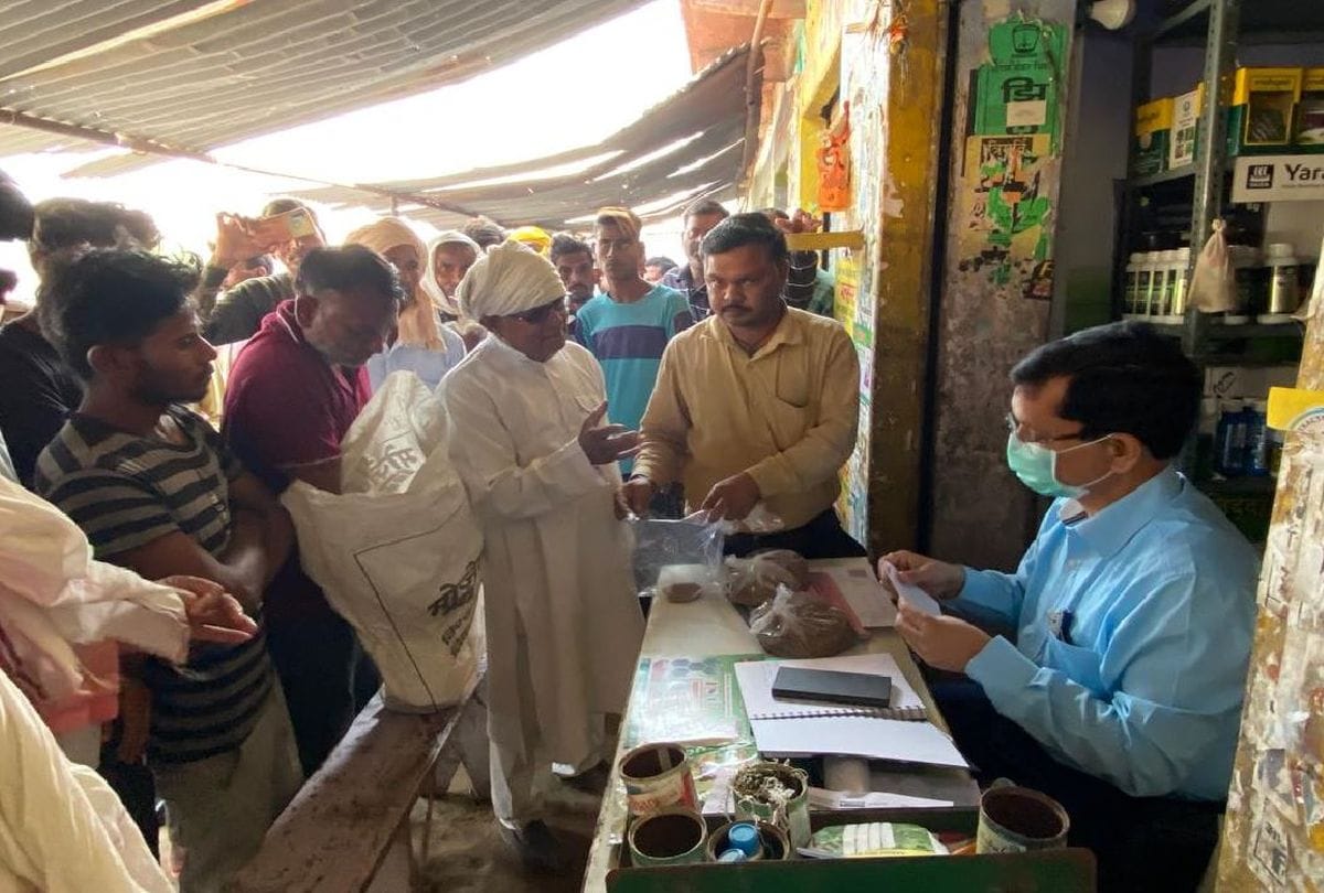 SDM caught black marketing of DAP in Agra