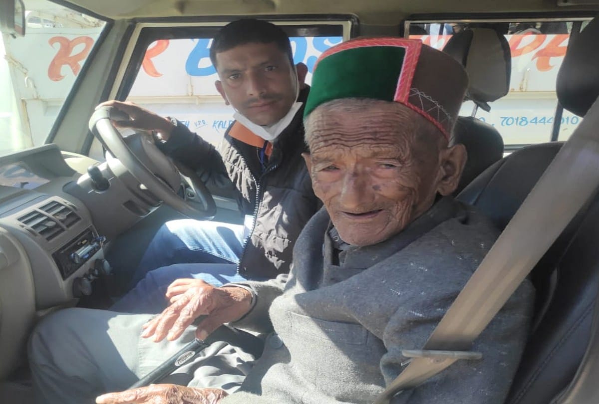 Byelection: first voter of india Shyam Saran Negi cast his vote for the 33rd time