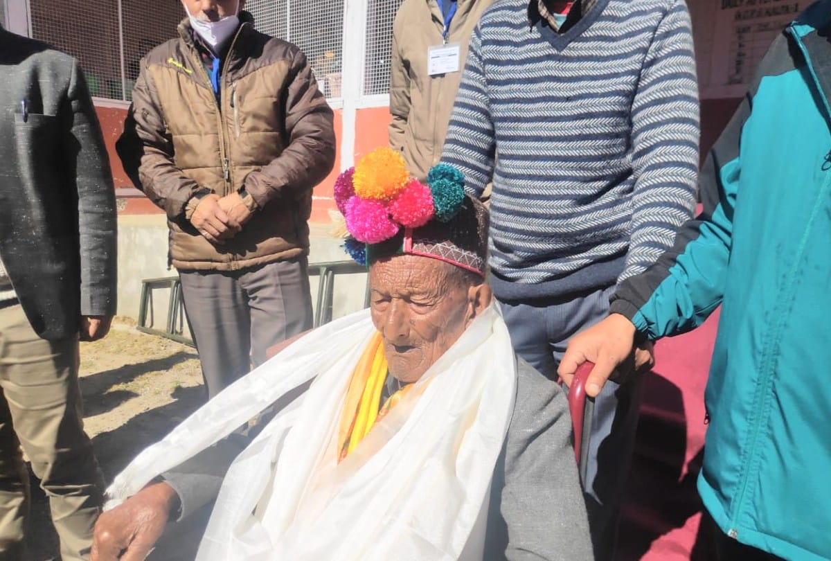 Byelection: first voter of india Shyam Saran Negi cast his vote for the 33rd time