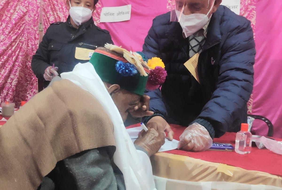Byelection: first voter of india Shyam Saran Negi cast his vote for the 33rd time