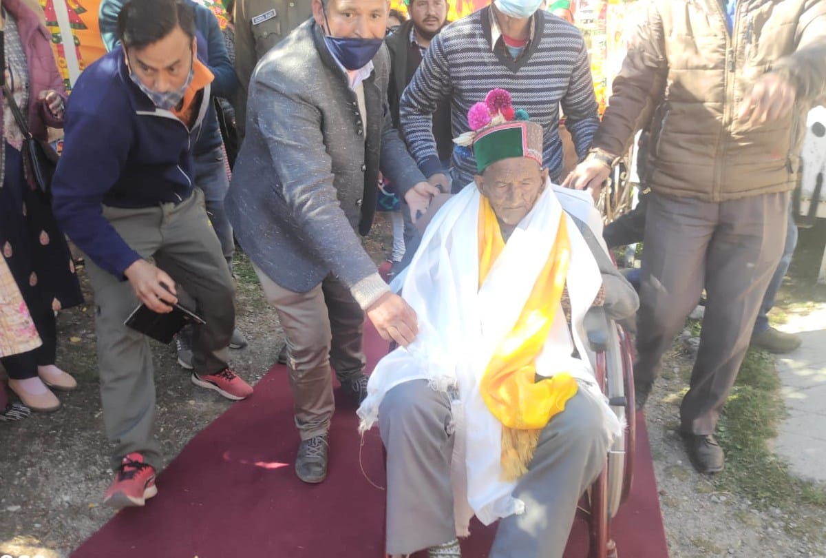 Byelection: first voter of india Shyam Saran Negi cast his vote for the 33rd time