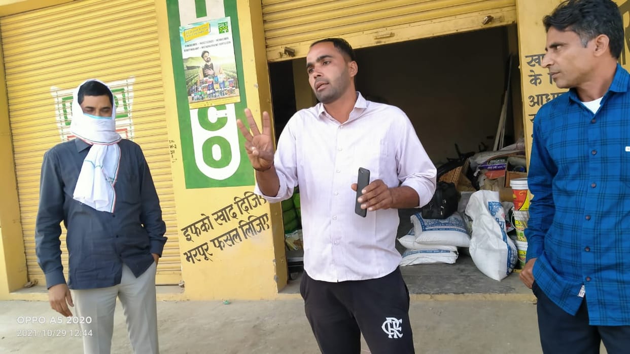 The District Agriculture Officer, who reached the shop as a farmer, told the value of fertilizer more, license canceled