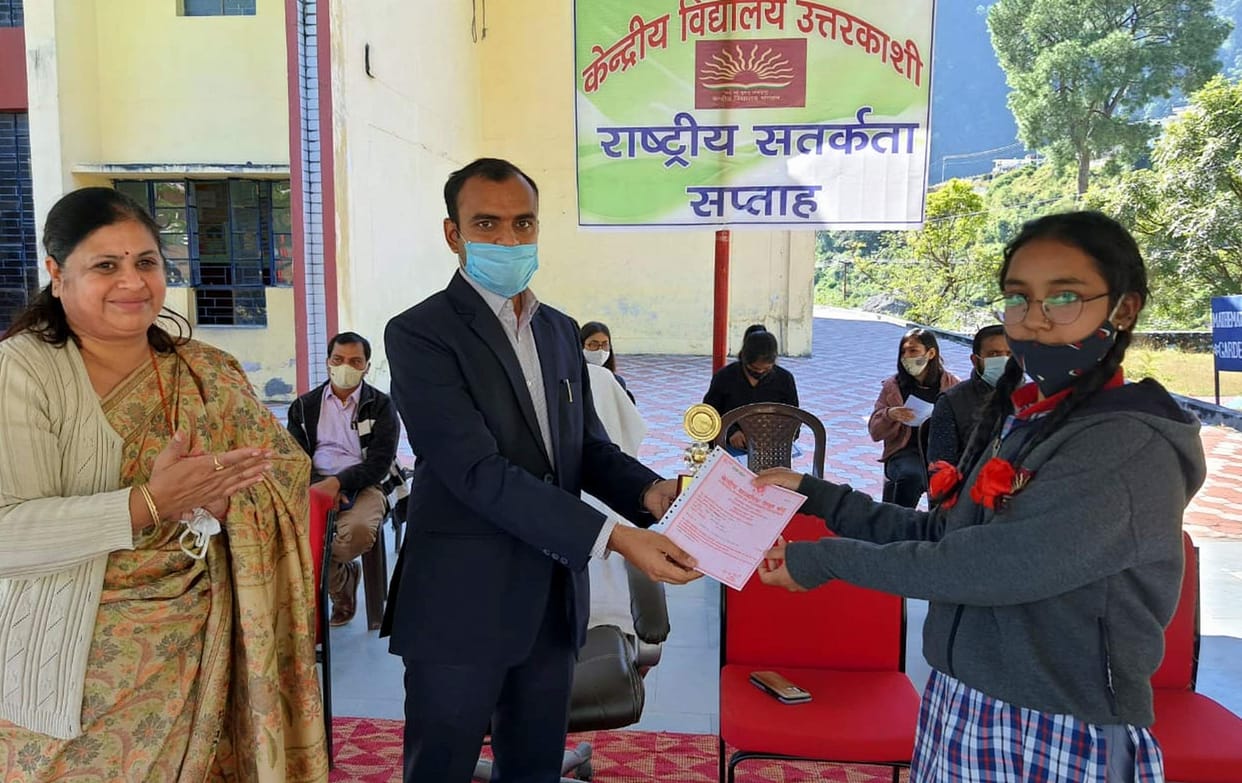 DM honored meritorious students