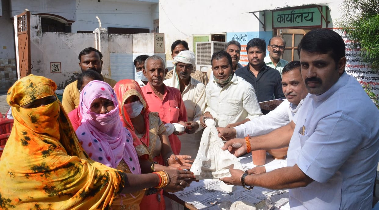 Mati Kala Board distributed the molds to four groups