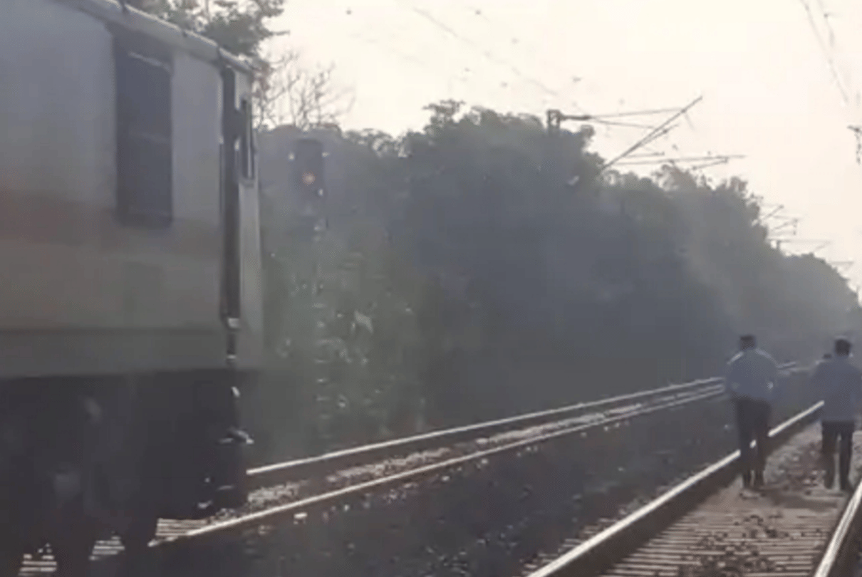 Ujjain: Truck stuck on the tracks, gateman and loco pilot averted the accident by stopping the rail