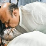 पुनीत राजकुमार को चुमते हुए अंतिम विदाई देते सीएम बसवराज