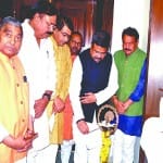 आगरा: दीप जलाते केंद्रीय शिक्षा मंत्री धर्मेंद्र प्रधान
