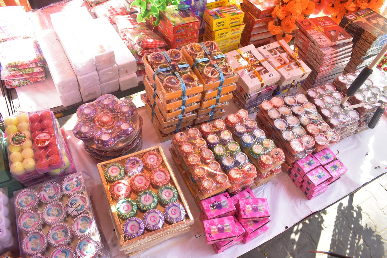 Earthen lamps sales fell, wax and wax lamps in trend